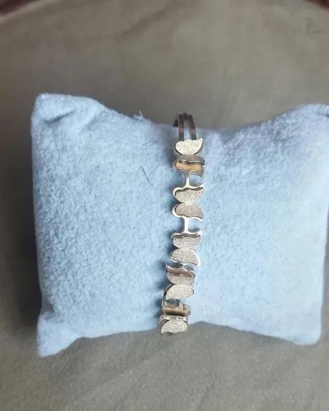 Geometric link cuff